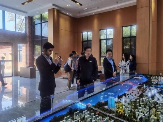 10月24日，2023“一帶一路”媒體合作論壇聯(lián)合采訪團團員在清水塘投資集團招商服務中心參觀。本報記者 常雯宜攝
