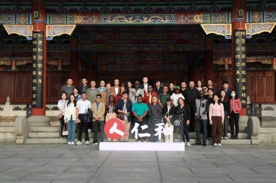 2023“一帶一路”媒體合作論壇聯(lián)合采訪團(tuán)參觀仁和集團(tuán)。（受訪者供圖）