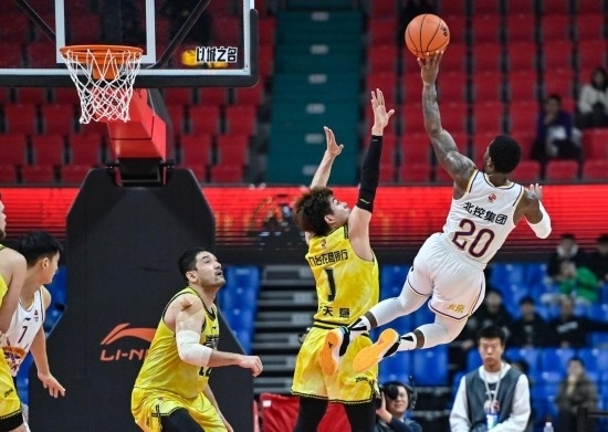 11月4日，北京控股隊(duì)球員費(fèi)爾德（右一）在比賽中投籃。新華社記者 顏麟蘊(yùn) 攝