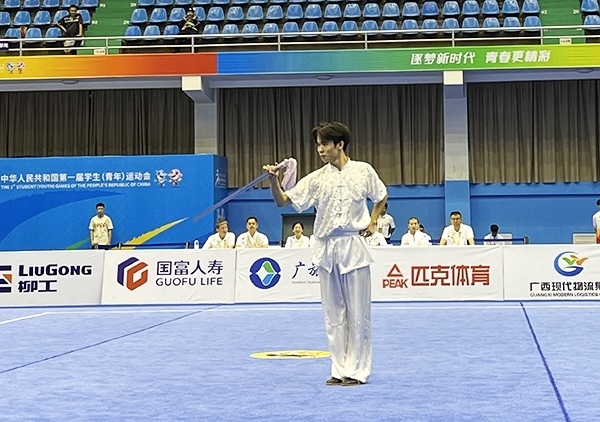 11月6日，第一屆全國(guó)學(xué)生（青年）運(yùn)動(dòng)會(huì)武術(shù)套路（大學(xué)組）男子自選劍術(shù)比賽中。人民網(wǎng)記者 歐興榮攝