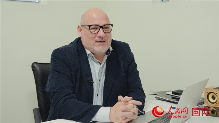 烏拉圭《共和國報》總編輯胡安·布蘭卡接受人民網(wǎng)專訪。人民網(wǎng)記者 張若涵攝