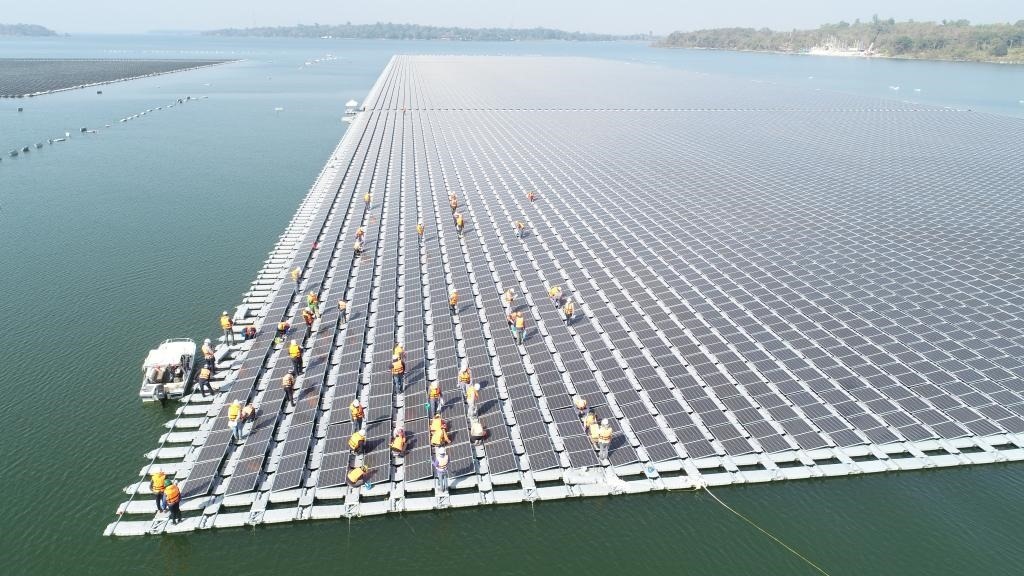 2021年1月23日，施工人員檢查泰國烏汶府詩琳通大壩綜合浮體光伏項目的太陽能板安裝情況。新華社發(fā)（泰國國家電力局項目組供圖）