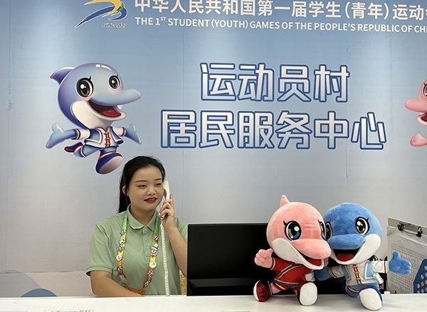 朱珊妮在接聽住宿服務(wù)中心的熱線電話。人民網(wǎng)記者 歐興榮攝