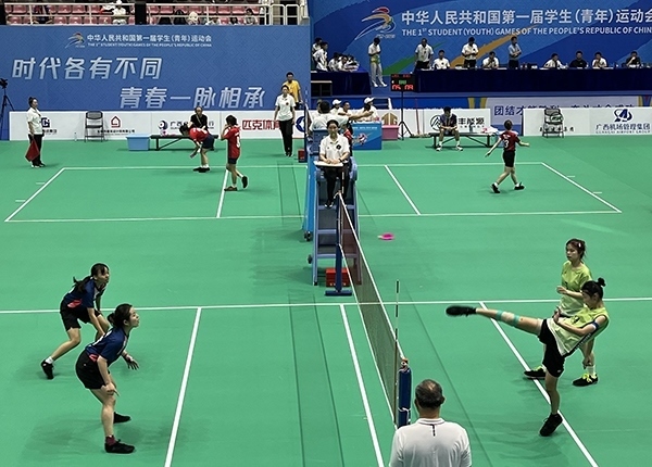 11月11日，第一屆全國學(xué)生（青年）運動會毽球（校園組）比賽現(xiàn)場。人民網(wǎng)記者 歐興榮攝