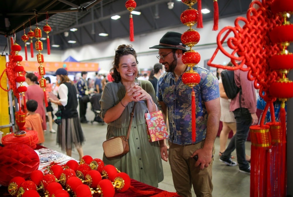 2023年1月21日，在新西蘭奧克蘭舉行的迎接中國(guó)農(nóng)歷春節(jié)活動(dòng)上，人們購(gòu)買(mǎi)新春裝飾品。這個(gè)活動(dòng)吸引當(dāng)?shù)厣先f(wàn)名各族裔民眾聚集一起，共迎中國(guó)春節(jié)。