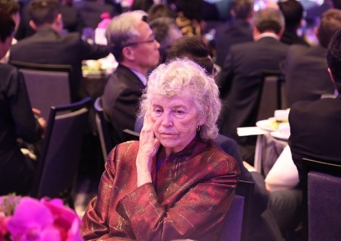 當?shù)貢r間11月15日晚，國家主席習(xí)近平在美國舊金山出席美國友好團體聯(lián)合舉行的歡迎宴會。在熱烈的掌聲中，習(xí)近平發(fā)表重要演講。圖為參加晚宴人士認真聆聽演講。人民日報記者 李志偉 攝