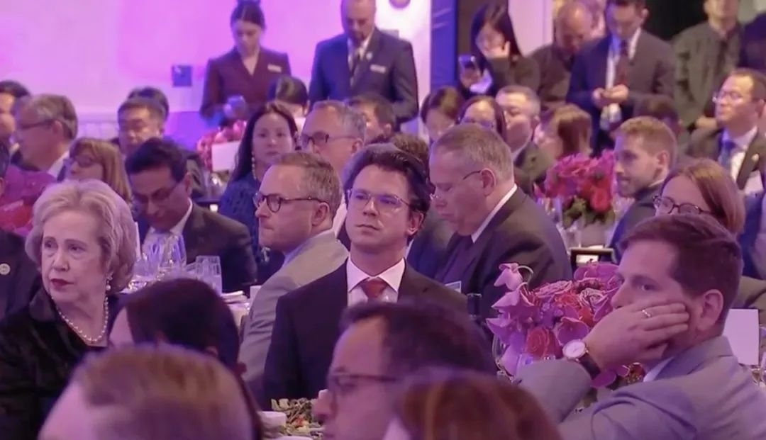 △當(dāng)?shù)貢r(shí)間11月15日晚，習(xí)近平主席在美國(guó)友好團(tuán)體聯(lián)合歡迎宴會(huì)上發(fā)表演講。圖為參加宴會(huì)的人士認(rèn)真聆聽演講。