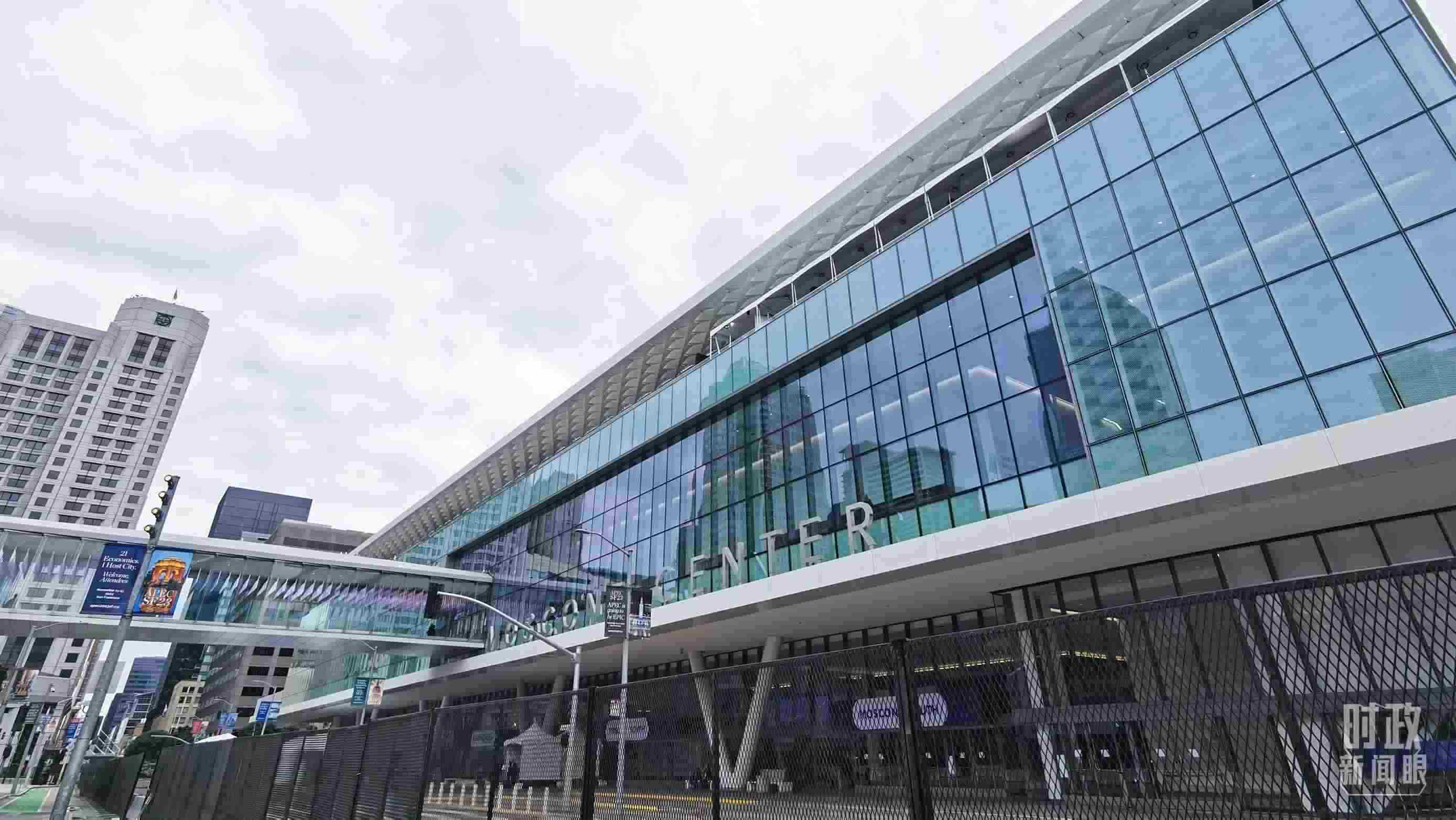 △美國(guó)舊金山，莫斯康中心，APEC第三十次領(lǐng)導(dǎo)人非正式會(huì)議在這里舉行。（總臺(tái)央視記者曹亞星拍攝）