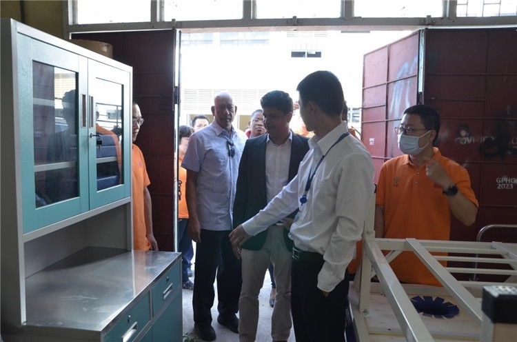 喬治敦公立醫(yī)院執(zhí)行院長接收捐贈物資。第十九期中國援圭亞那醫(yī)療隊供圖