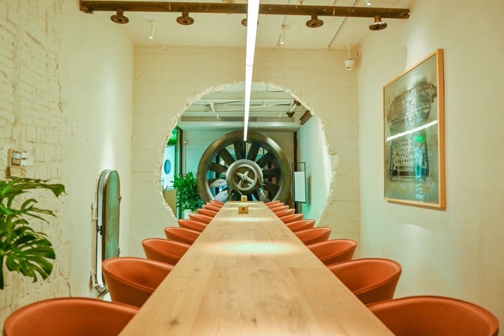 “絲聯(lián)166”園區(qū)內(nèi)保留工業(yè)遺存的咖啡館。（受訪者供圖）