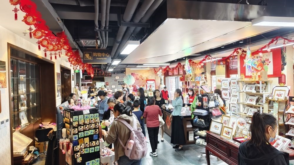 游客在天津市西青區(qū)楊柳青民俗文化館游覽。（新華社記者宋瑞 攝）