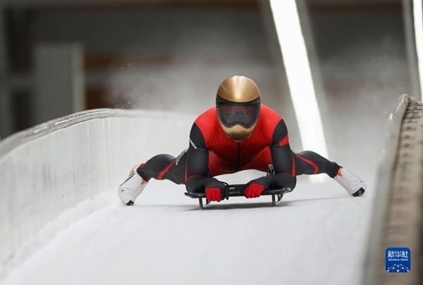 11月25日，天津隊(duì)選手閆文港在比賽中抵達(dá)終點(diǎn)。新華社記者 王楷焱 攝
