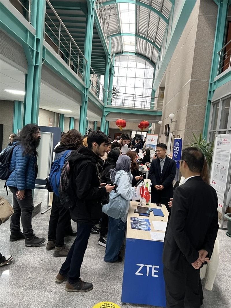 土耳其大學(xué)生在中企展臺(tái)交流。主辦方供圖