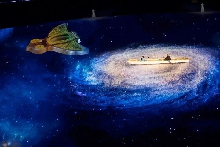 杭州第4屆亞殘運會閉幕式上，吉祥物飛飛幻化回良渚玉鳥的模樣，盤旋于夜色之中。記者 倪雁強 董旭明 攝