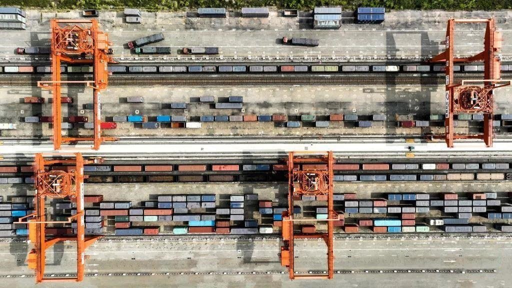 △2023年11月12日，火車(chē)在廣西欽州港碼頭裝運(yùn)集裝箱。