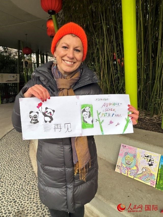 桑德拉和德國(guó)小朋友們的作品。右圖寫著“祝福好運(yùn)，再見(jiàn) Pit和Paule（“夢(mèng)想”“夢(mèng)圓”的德語(yǔ)名字）”。人民網(wǎng)記者 徐馨攝