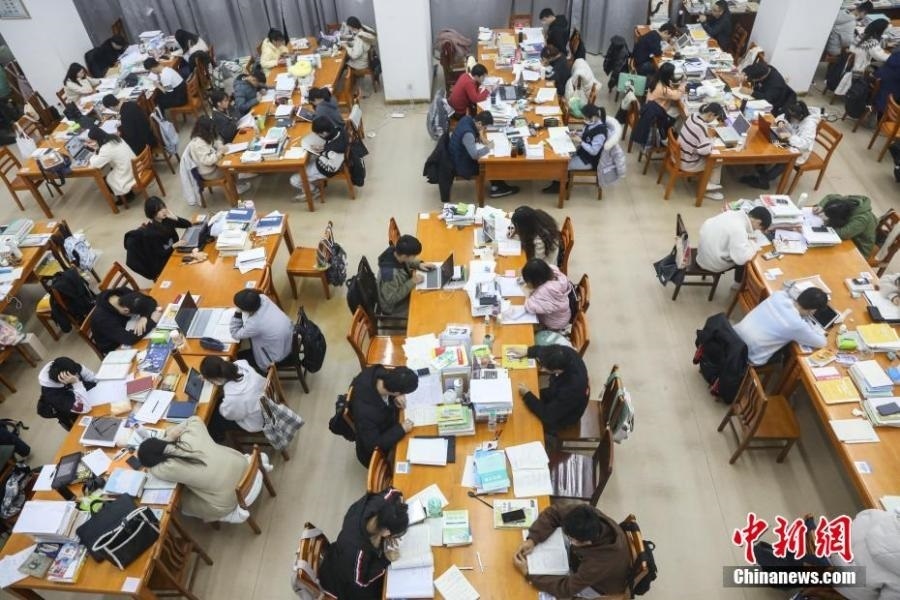 資料圖：眾多考研學(xué)生在南昌大學(xué)圖書館的自習(xí)室內(nèi)復(fù)習(xí)備考。劉力鑫 攝