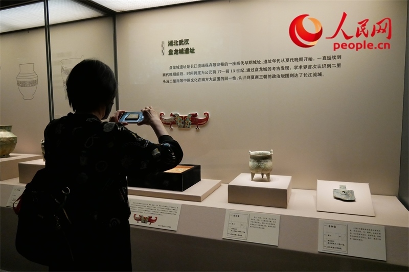今年9月，觀眾正在參觀“鑒往知遠(yuǎn)——新時(shí)代考古成果展”。人民網(wǎng)記者 韋衍行攝