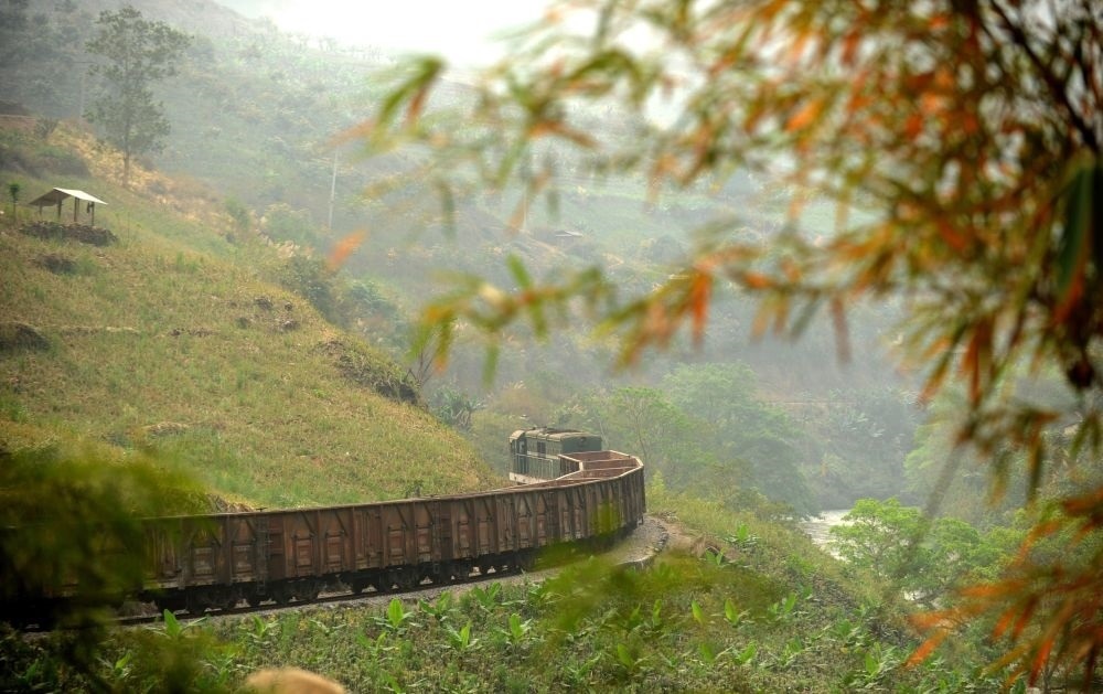 這是行駛在滇越鐵路云南省屏邊縣境內(nèi)的貨運列車（2012年3月9日攝）。