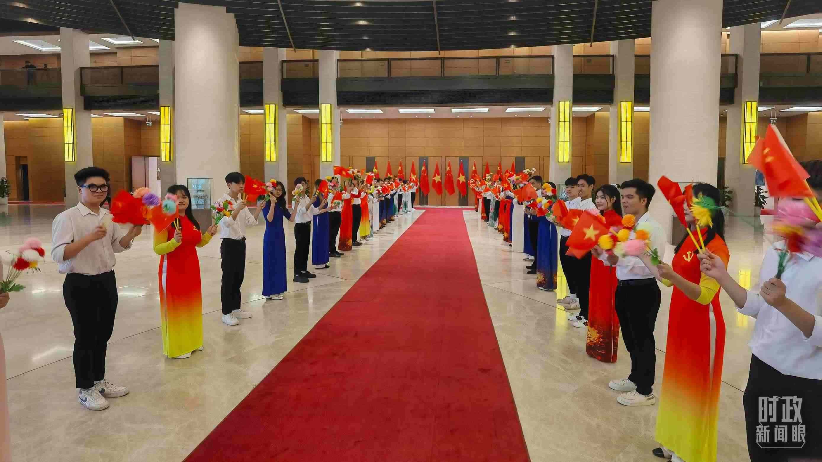 △夾道歡迎的當(dāng)?shù)厍嗄辍＃偱_(tái)央視記者周志國拍攝）