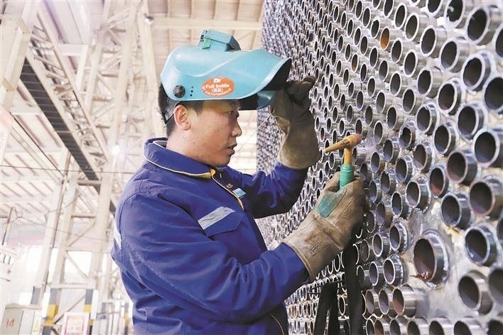 邵旭鵬在車間進行電焊作業(yè)。受訪者供圖