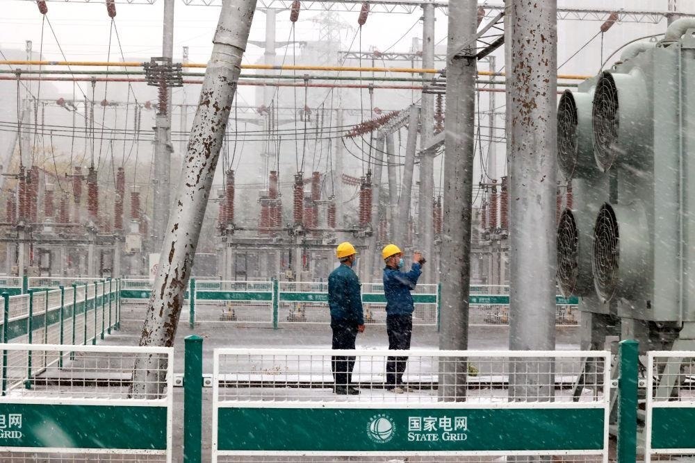 △國(guó)網(wǎng)壽光市供電公司變電運(yùn)維人員在檢查變電站積雪情況。