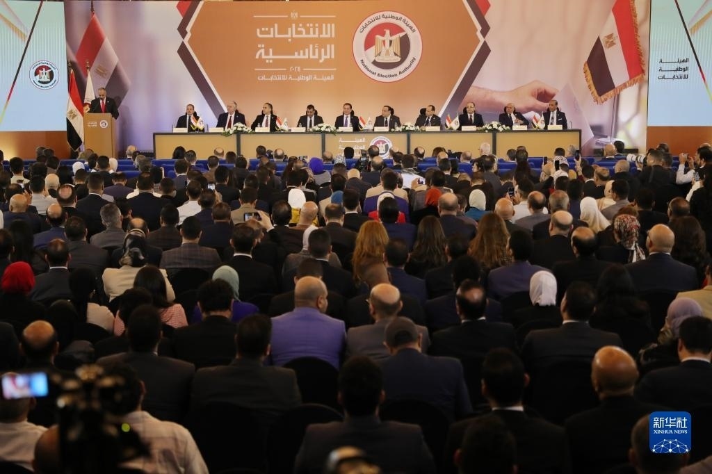 這是12月18日在埃及首都開羅拍攝的埃及全國(guó)選舉委員會(huì)新聞發(fā)布會(huì)現(xiàn)場(chǎng)。新華社發(fā)（艾哈邁德·戈馬攝）