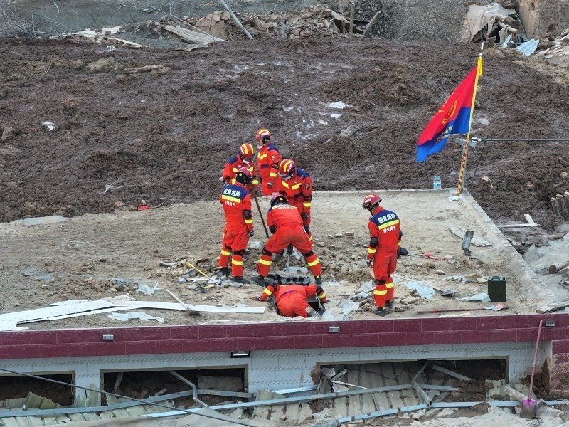 救援人員在現(xiàn)場。賀勇攝。