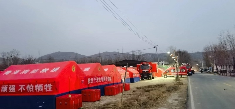 救災(zāi)隊員現(xiàn)場扎起了帳篷。王梅攝。