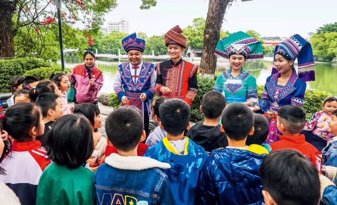 2023年4月25日，廣西桂林，“網(wǎng)絡(luò)法治宣傳一條街”在榕湖景區(qū)古南門(mén)“開(kāi)街”，身穿民族服裝的工作人員演唱山歌向青少年普及網(wǎng)絡(luò)法治知識(shí)。