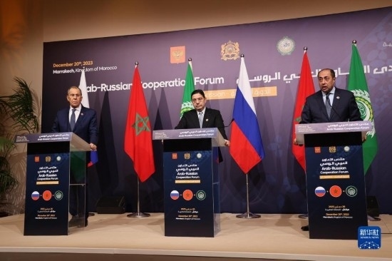 12月20日，在摩洛哥南部城市馬拉喀什舉行的第六屆阿拉伯-俄羅斯合作論壇主議程結(jié)束后，俄羅斯外交部長拉夫羅夫、摩洛哥外交大臣布里達(dá)、阿拉伯國家聯(lián)盟（阿盟）副秘書長胡薩姆·扎基（從左至右）出席記者會。新華社記者霍晶攝