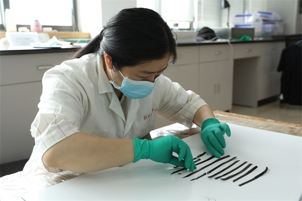 考古工作者正給竹簡排序。國家文物局供圖