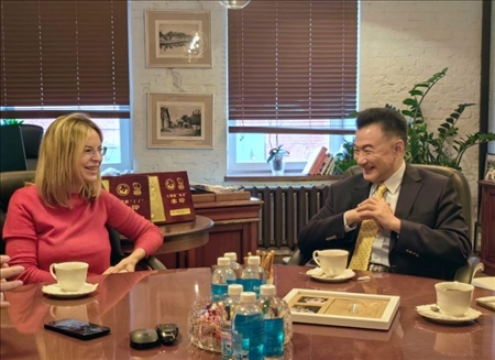 孫煒東公使與莫斯科動物園領導座談(中國駐俄羅斯使館供圖)