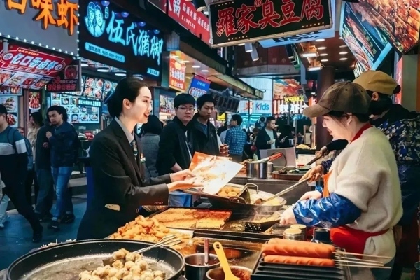 當(dāng)?shù)劂y行工作人員向個(gè)體經(jīng)營者介紹金融服務(wù)。受訪者供圖