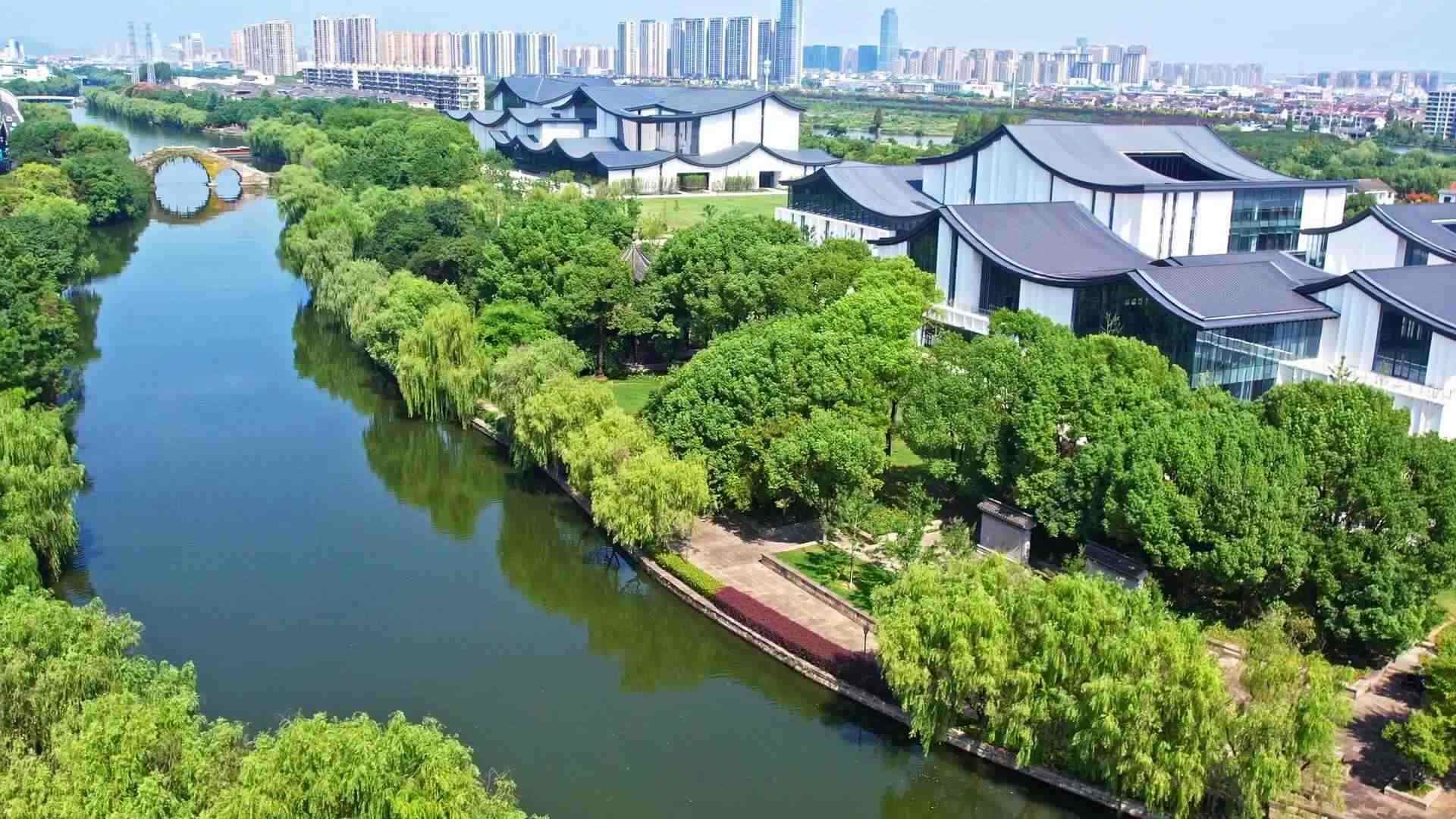 △浙東運河。今年9月20日，習近平總書記來到浙東運河文化園考察，強調(diào)“大運河文化是中國優(yōu)秀傳統(tǒng)文化的重要組成部分，要在保護、傳承、利用上下功夫，讓古老大運河煥發(fā)時代新風貌”。