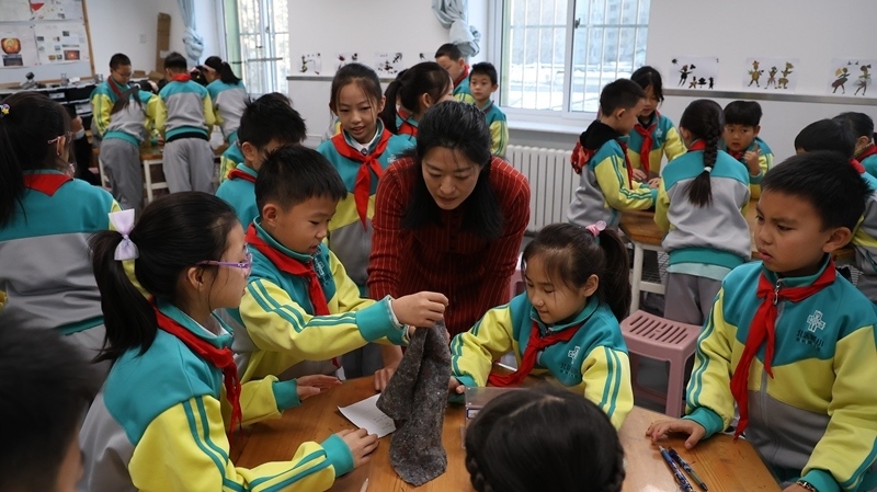 科學(xué)老師教同學(xué)制作消聲裝置。校方供圖