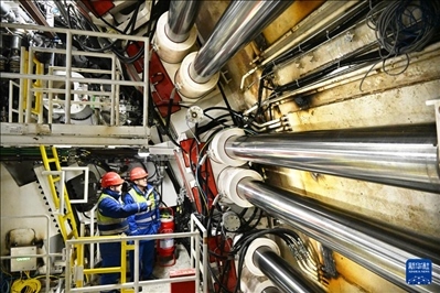 12月30日，中鐵十四局技術(shù)人員在盾構(gòu)掘進(jìn)開始前檢查“海天號(hào)”盾構(gòu)機(jī)。新華社記者 李紫恒 攝