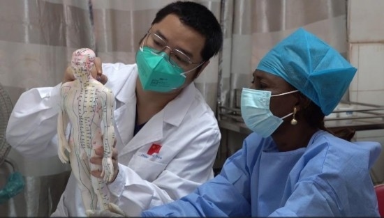 嘉興市中醫(yī)醫(yī)院郝亞波給當?shù)刂种v解中醫(yī)經(jīng)絡。新華社發(fā)