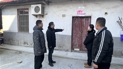  圖②：法官勘察訟爭(zhēng)房產(chǎn)。