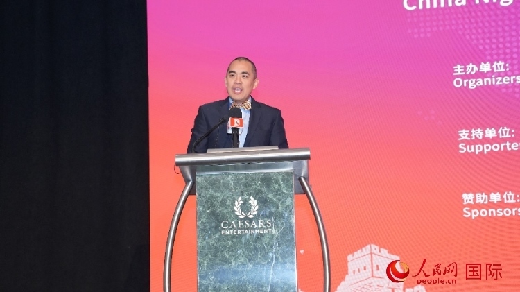 內(nèi)華達(dá)州副州長辦公室幕僚長魯?shù)稀づ撩鲌D安在論壇致辭。人民網(wǎng)記者 鄧圩攝