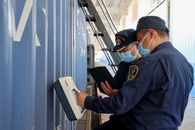 海關(guān)關(guān)員使用手持式輻射探測(cè)儀對(duì)中老鐵路入境貨物進(jìn)行檢測(cè)。張釋巍攝