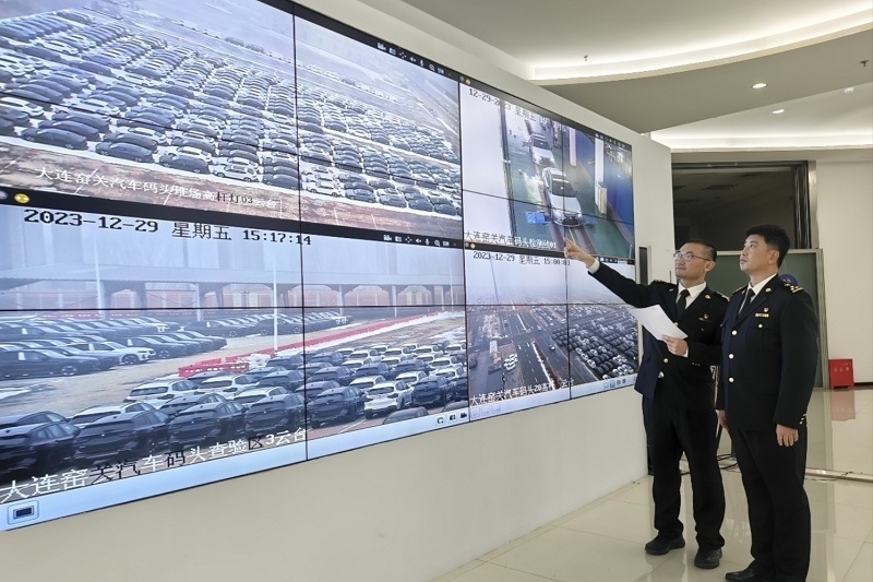 海關(guān)關(guān)員視頻巡查出口汽車場(chǎng)地。李進(jìn)攝