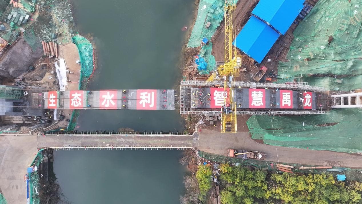 漳河灌區(qū)響水洞渡槽轉(zhuǎn)體合龍。受訪者供圖