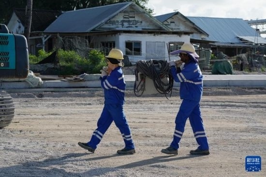 1月18日，工作人員在瑙魯艾沃港碼頭升級改造項目工地工作。新華社記者 王申 攝