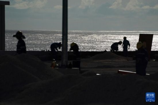 1月18日，工作人員在瑙魯艾沃港碼頭升級改造項目工地工作。新華社記者 王申 攝