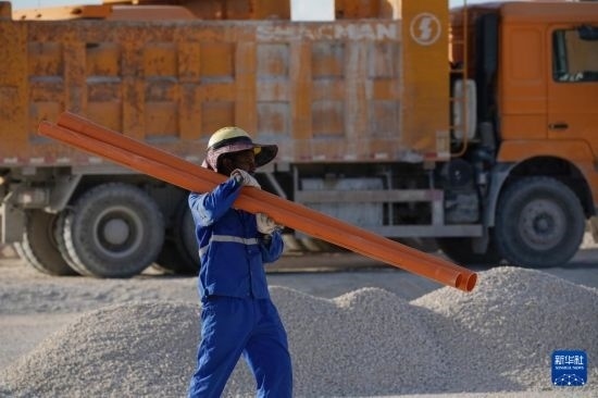 1月18日，工作人員在瑙魯艾沃港碼頭升級改造項目工地工作。新華社記者 王申 攝