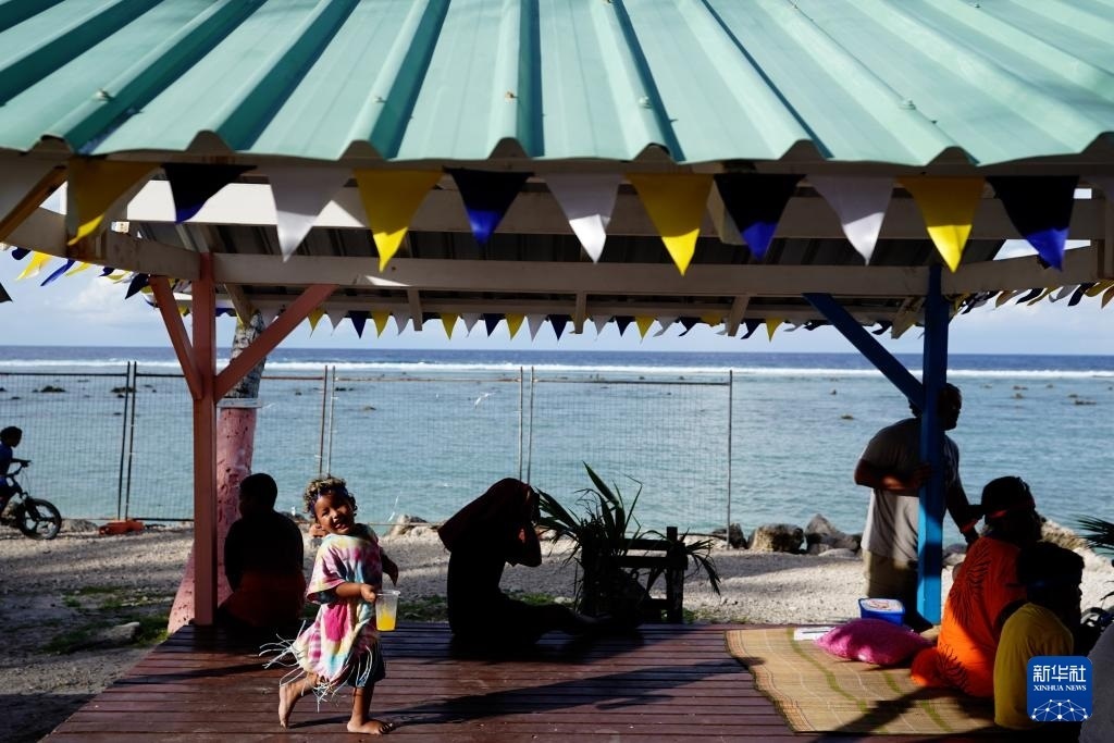 1月20日，當(dāng)?shù)厝嗽阼斠惶幒┬蓍e娛樂。新華社記者 王申 攝