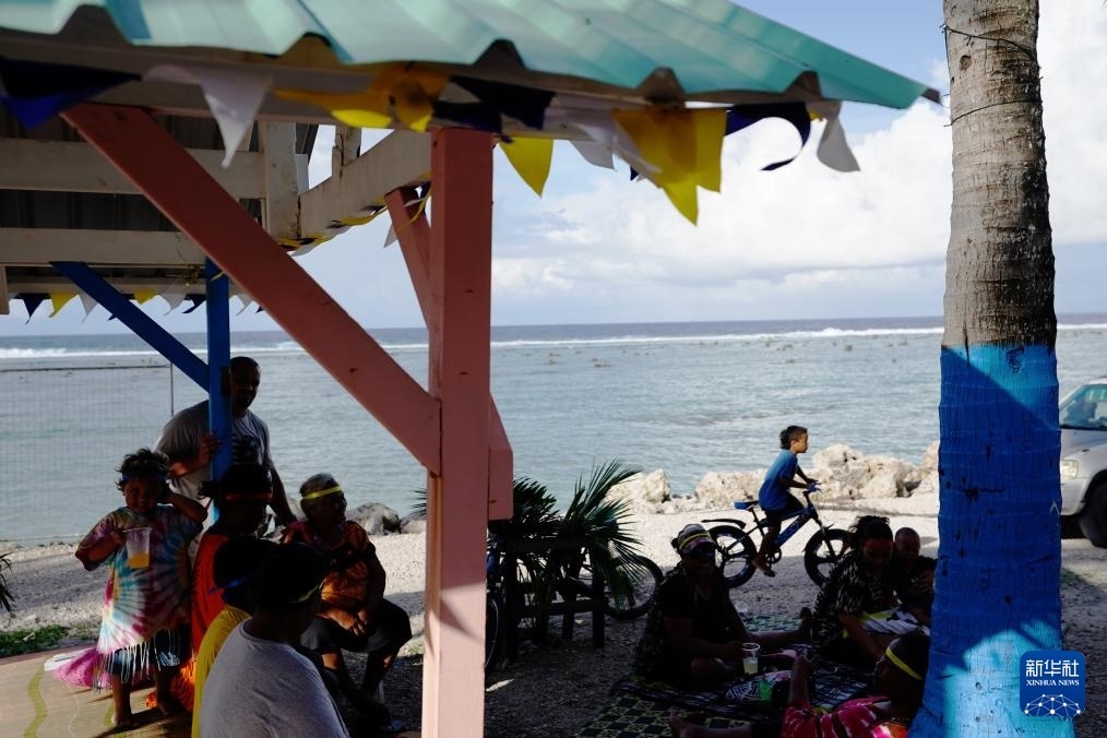 1月20日，當(dāng)?shù)厝嗽阼斠惶幒┬蓍e娛樂。新華社記者 王申 攝