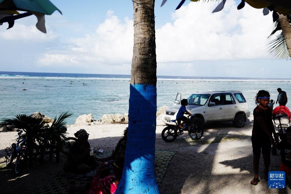 1月20日，當(dāng)?shù)厝嗽阼斠惶幒┬蓍e娛樂。新華社記者 王申 攝