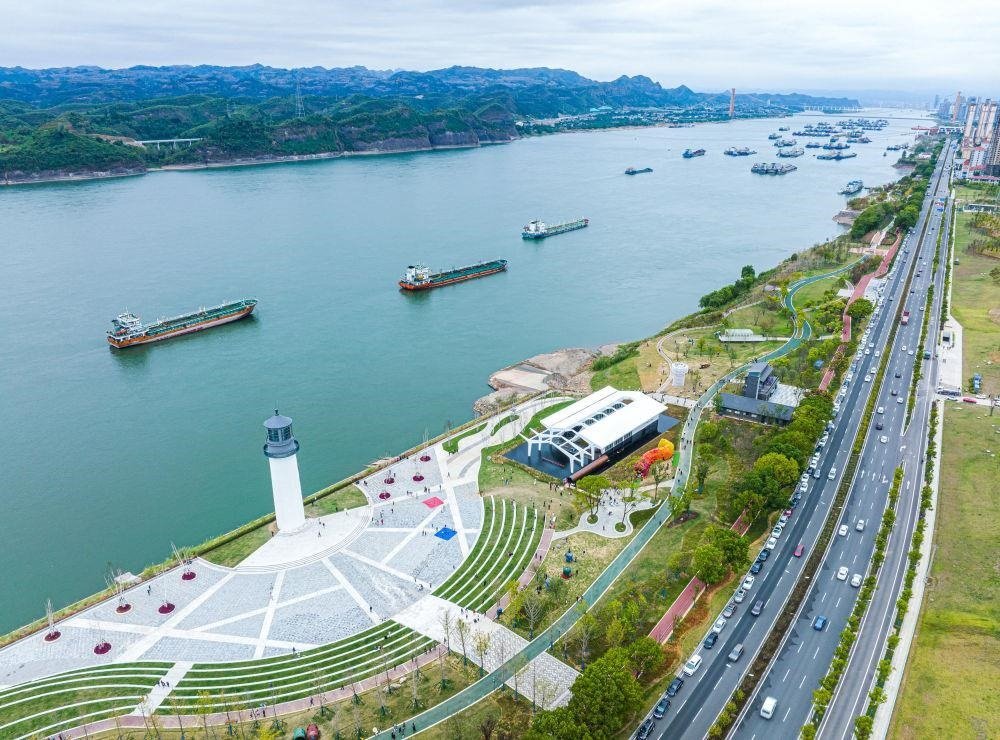△湖北宜昌市濱江公園燈塔廣場。該廣場是在實施岸線復綠等綜合措施后，由老舊碼頭改造而成。